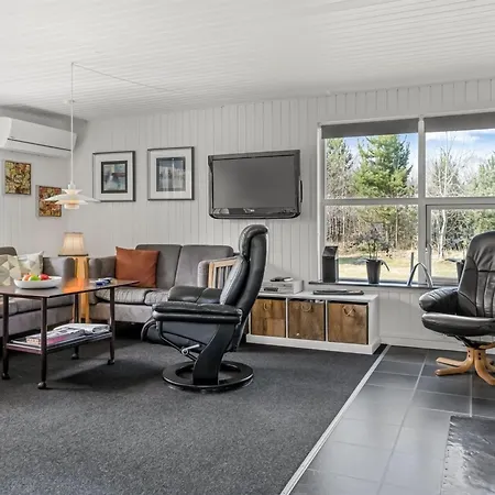 度假居 Randulf - From The Sea By Interhome